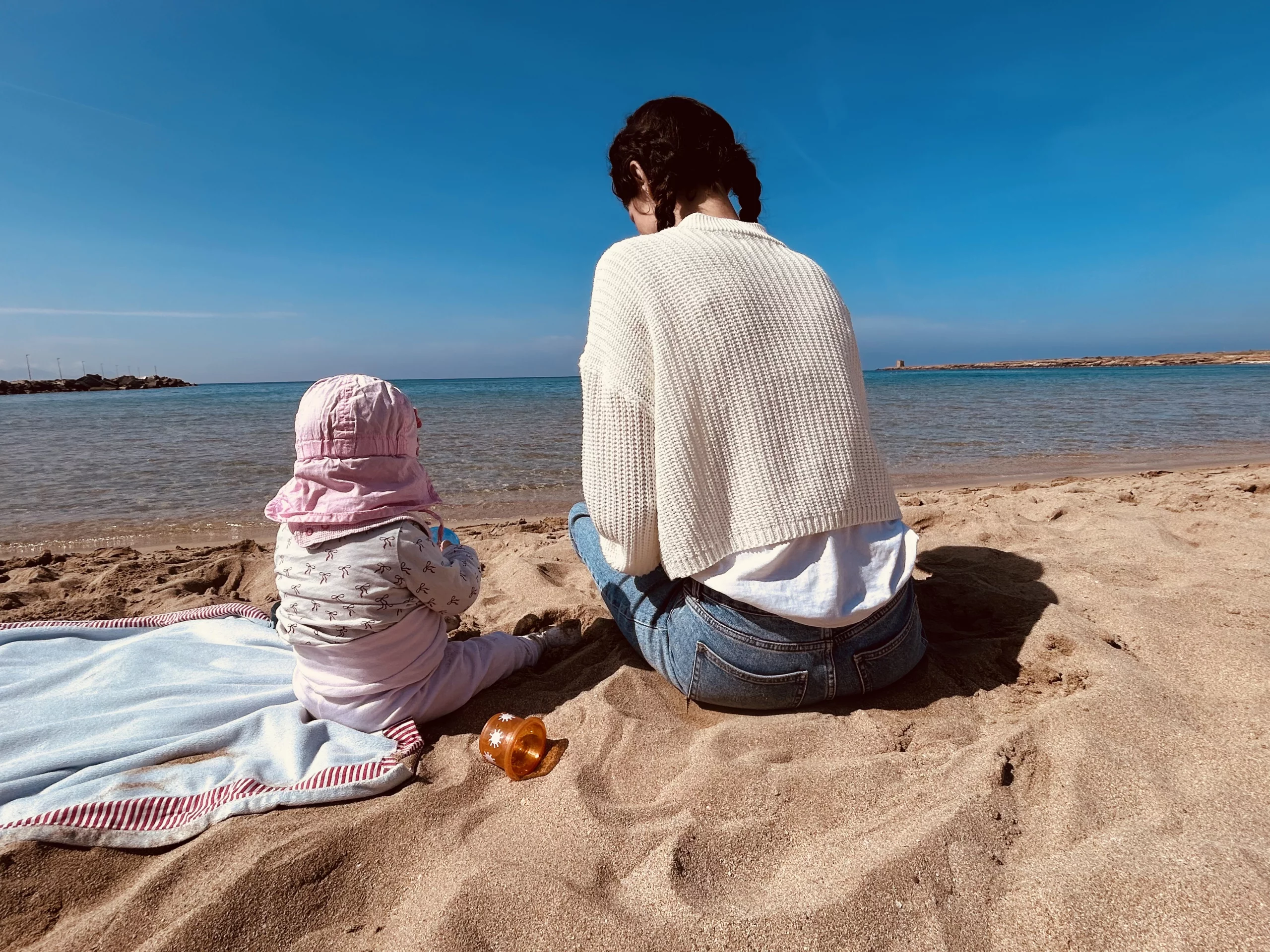 Sonnencreme bei Babys: Ab wann sinnvoll und worauf Eltern achten sollten